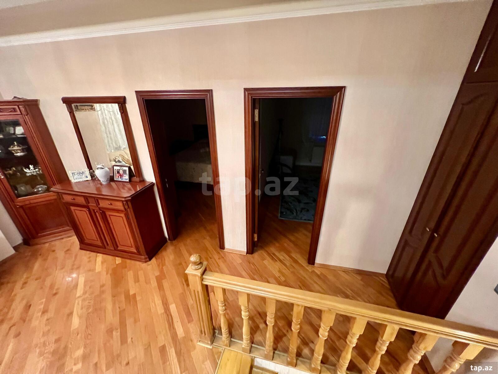 Villa, Gənclik m.