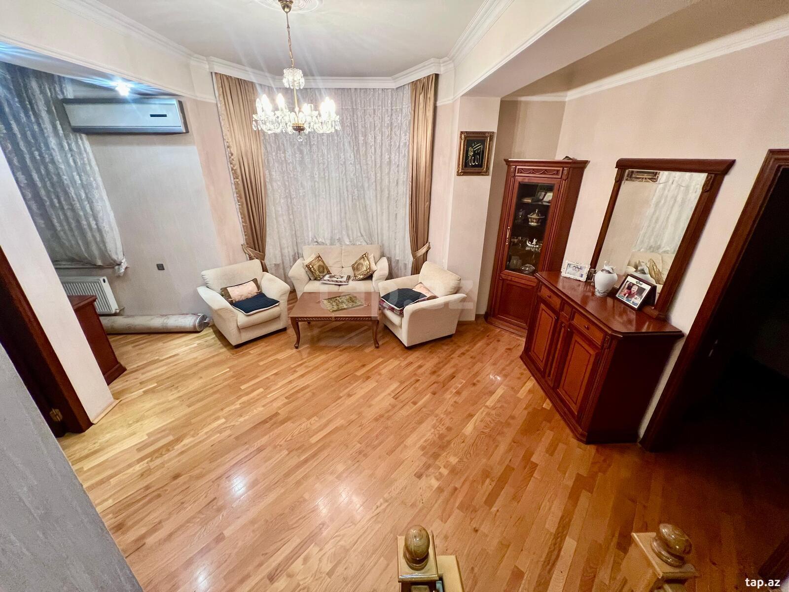 Villa, Gənclik m.