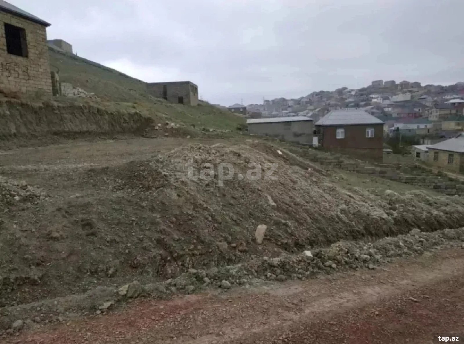 Torpaq satılır, Bakı