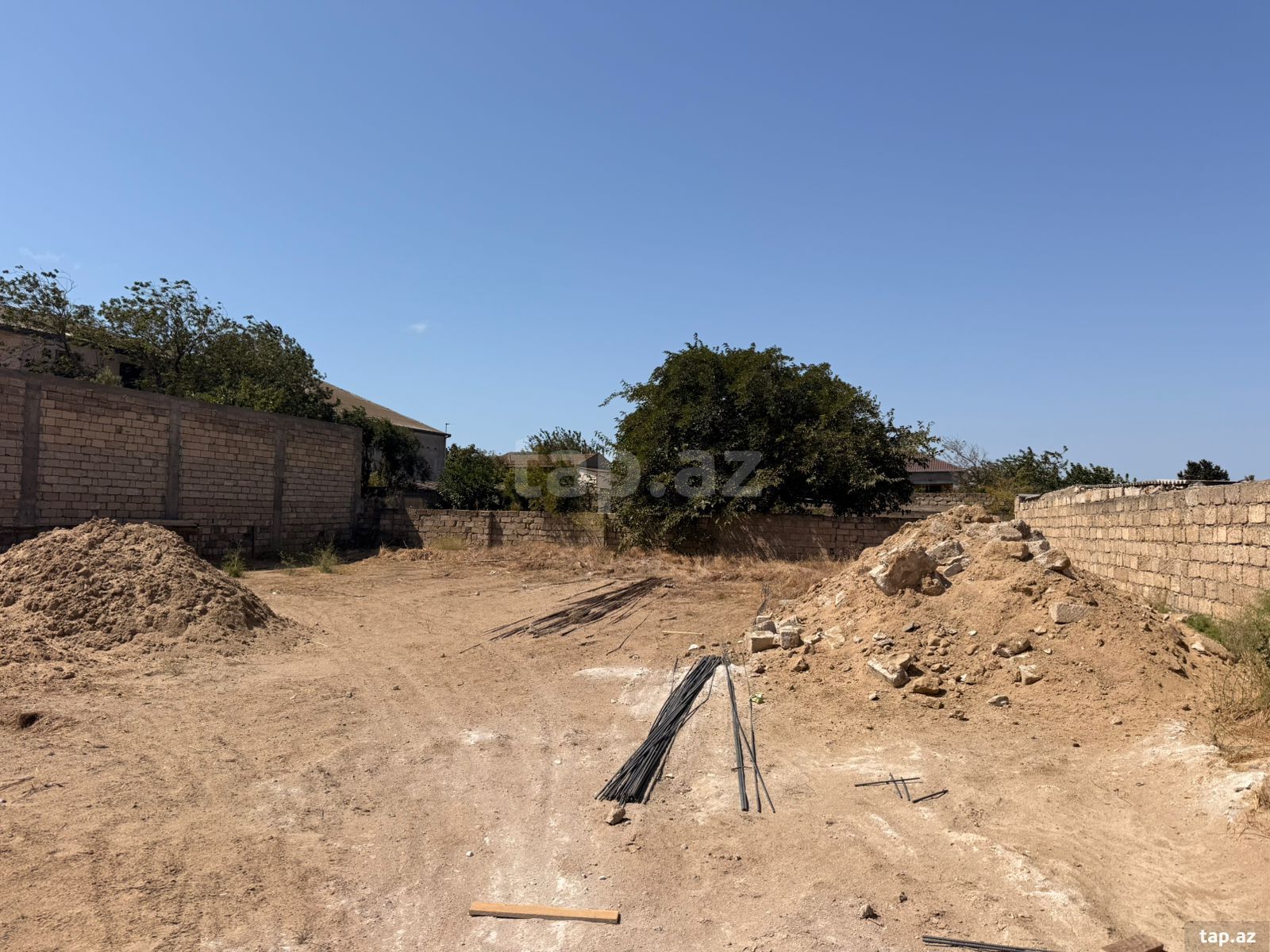 Torpaq satılır, Bakı