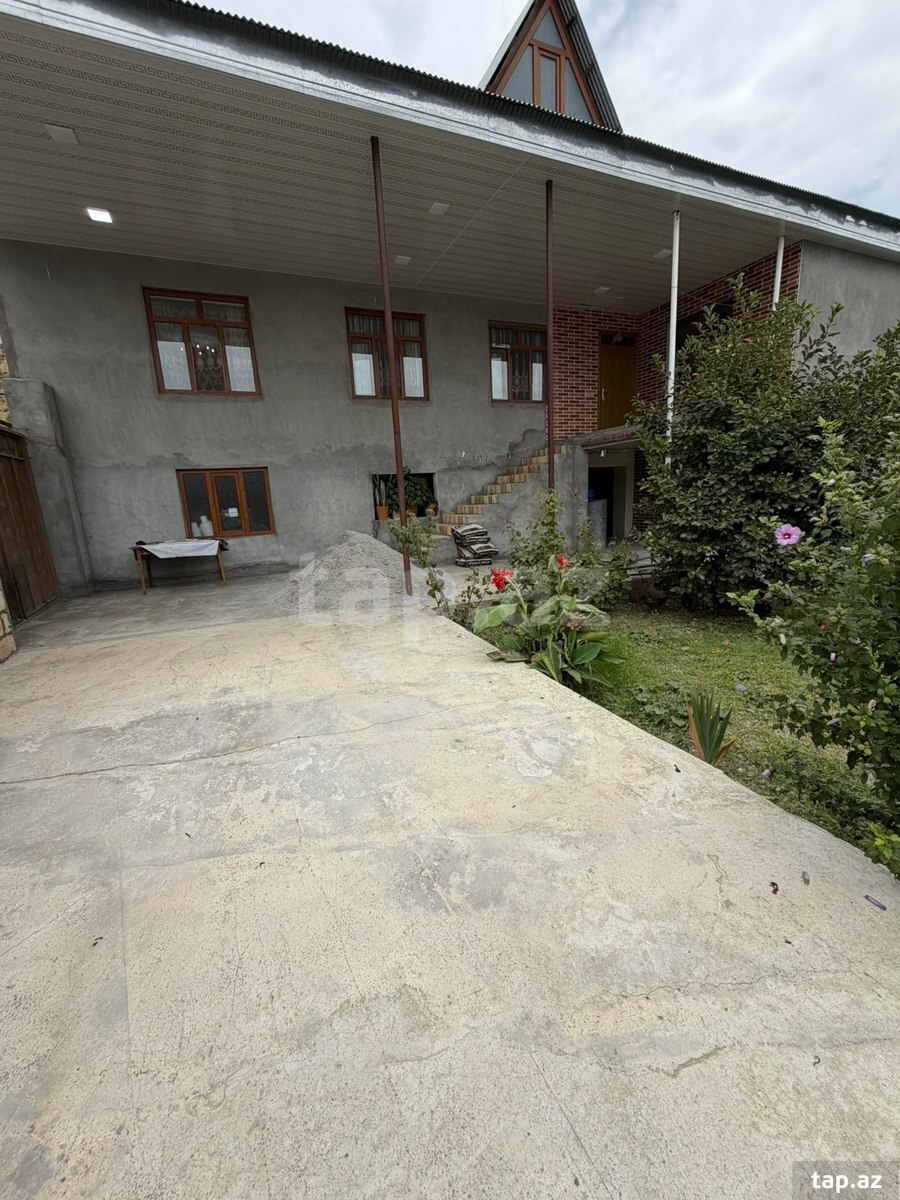 Bağ evi, Şəki ş.