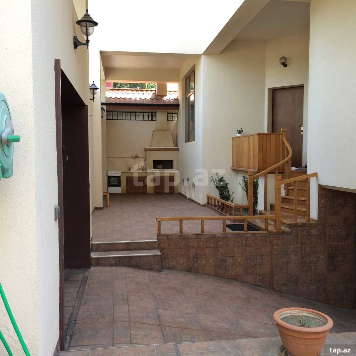 Villa, Gənclik m.