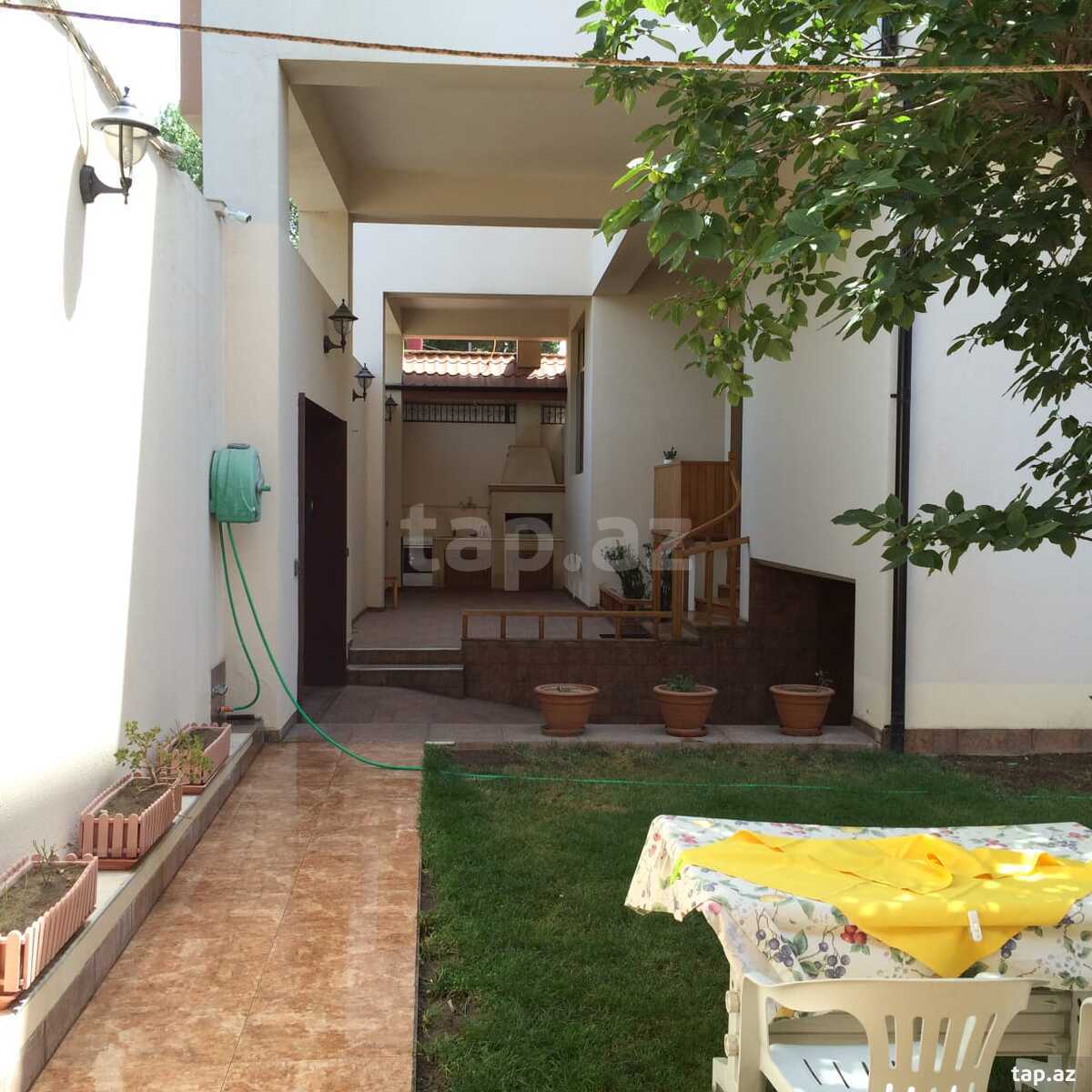 Villa, Gənclik m.