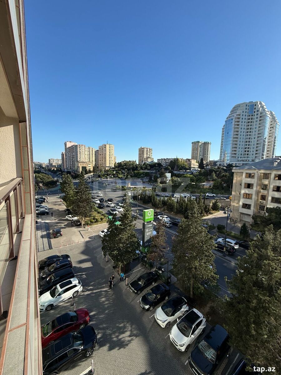 4-otaqlı yeni tikili, Elmlər Akademiyası m., 185 m²