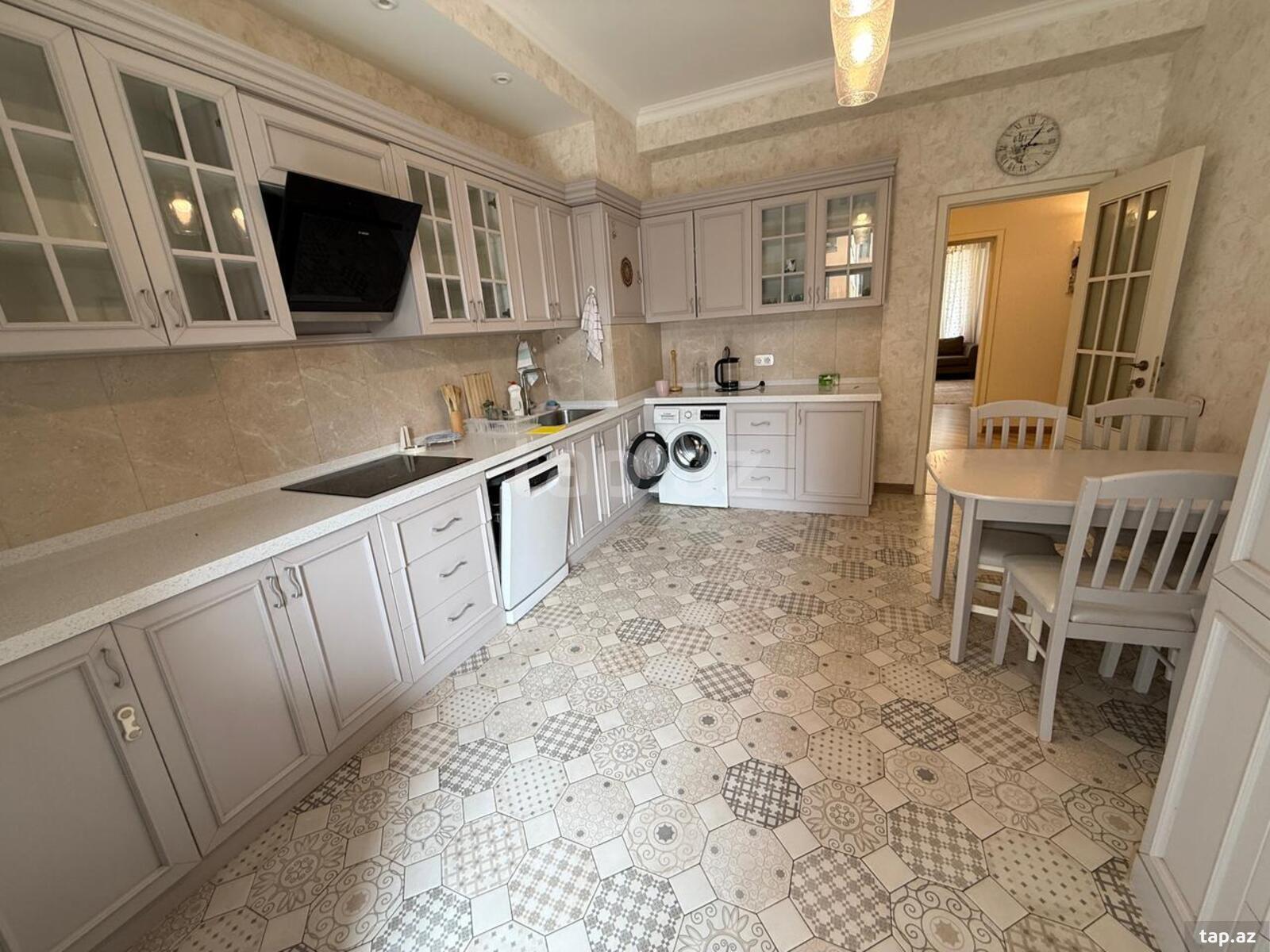 4-otaqlı yeni tikili kirayə verilir, Ağ Şəhər., 160 m²