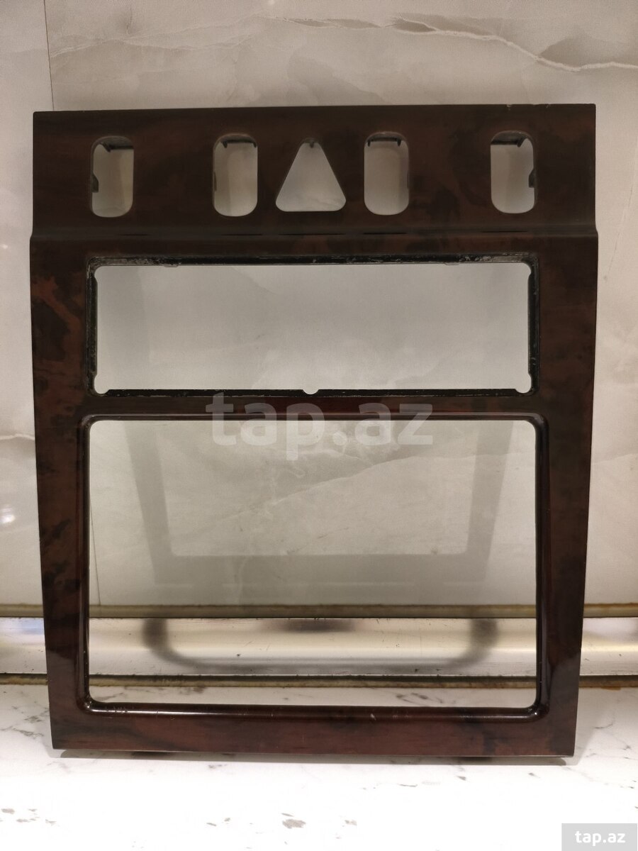 Mercedes W210 monitor mebeli