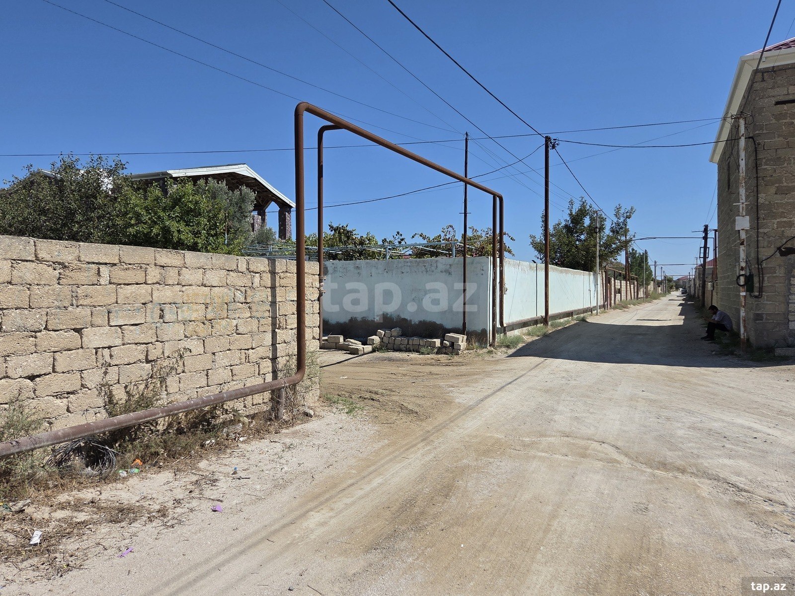 Torpaq satılır, Türkan, Bakı