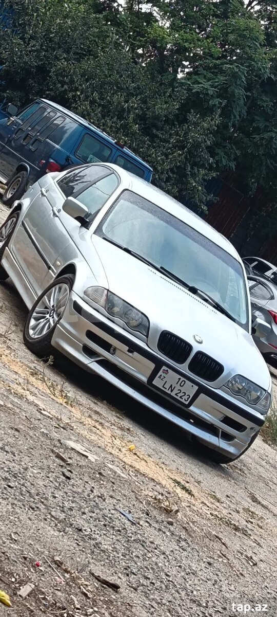 BMW 323, 2000 il