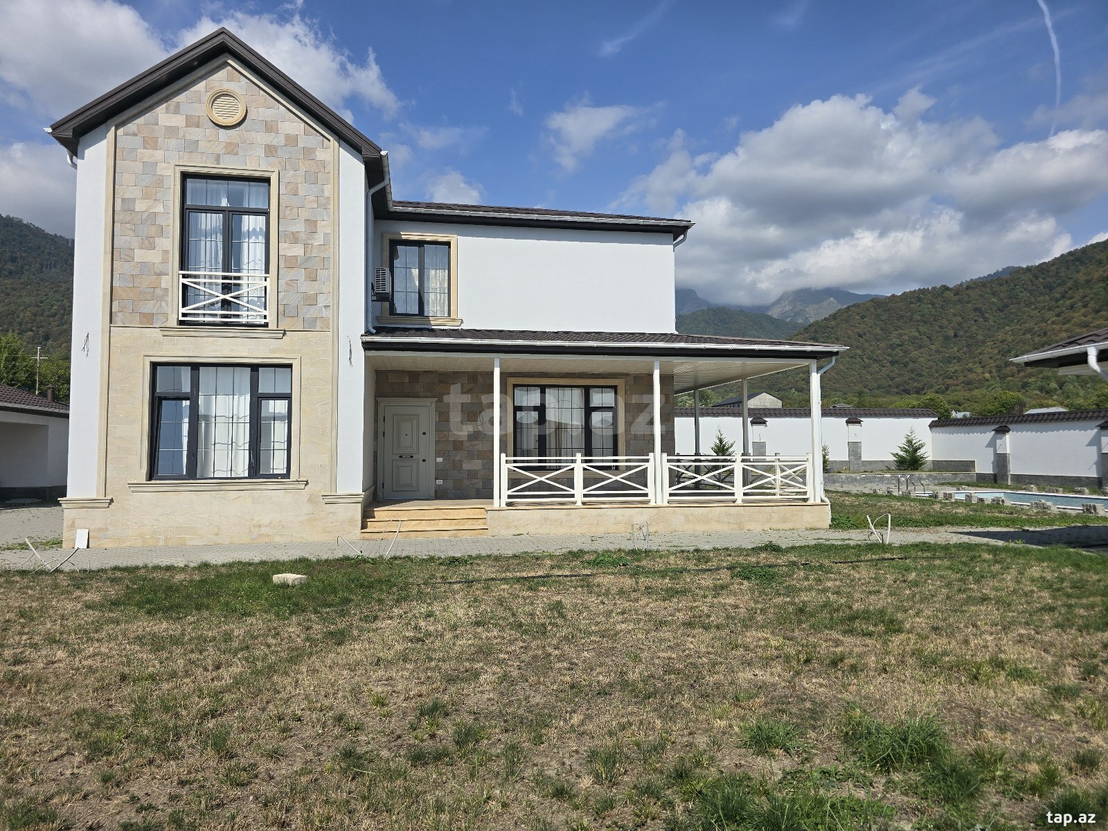 Villa, Qəbələ r.