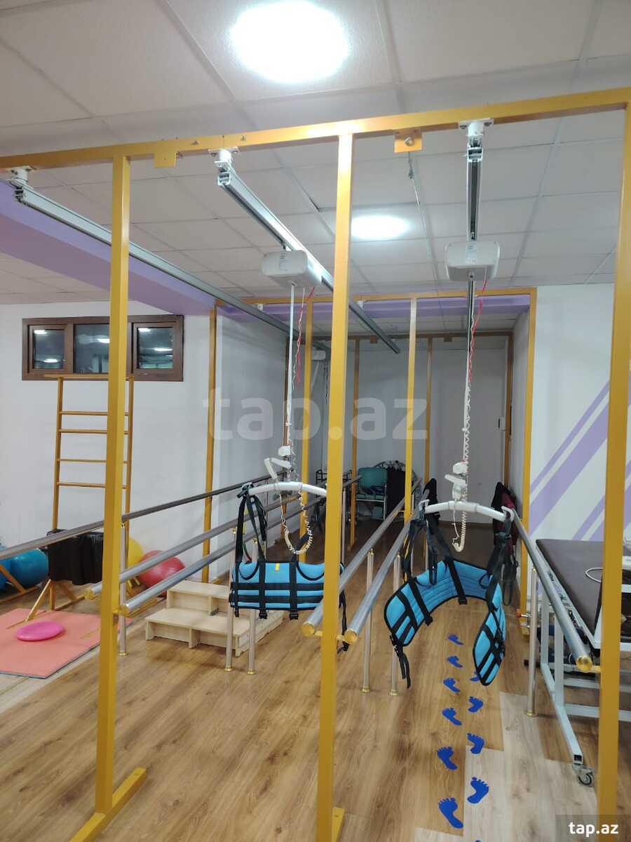 Əlillər üçün yerimə zolağı