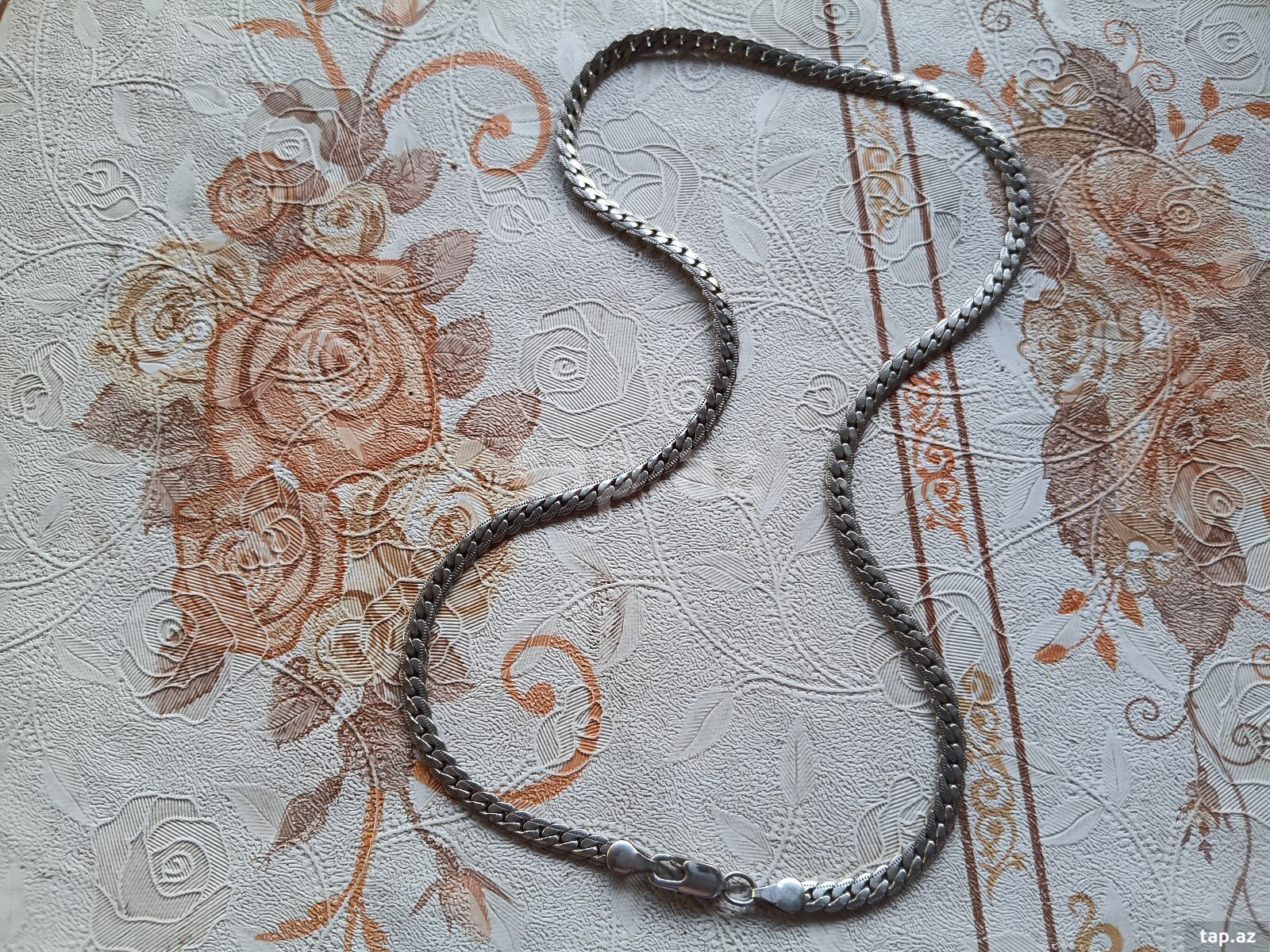 Gümüş boyunbağı