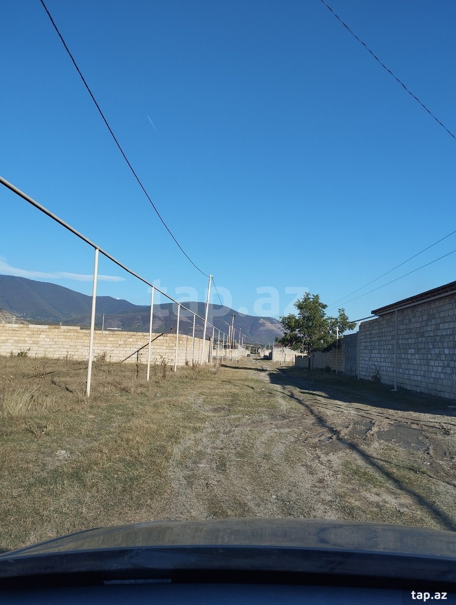 Torpaq satılır, Şəki