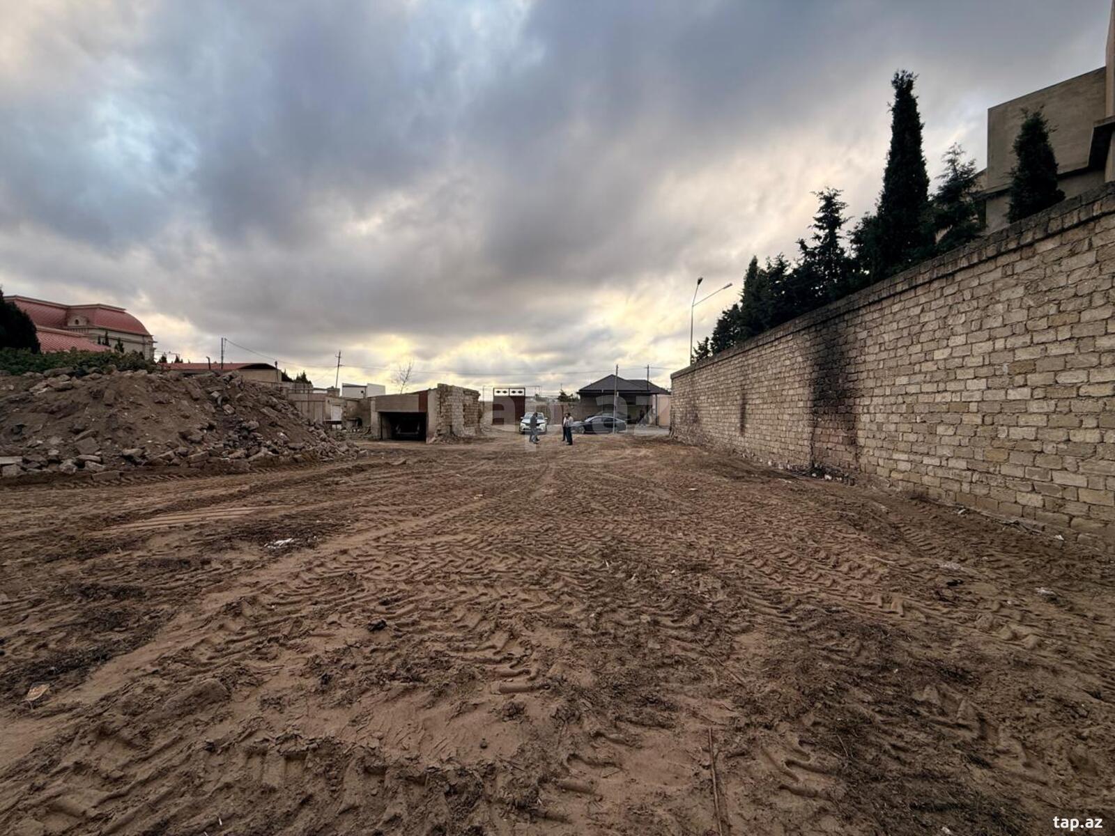 Torpaq satılır, Bakı