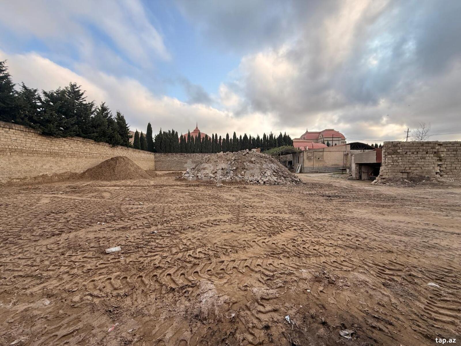 Torpaq satılır, Bakı