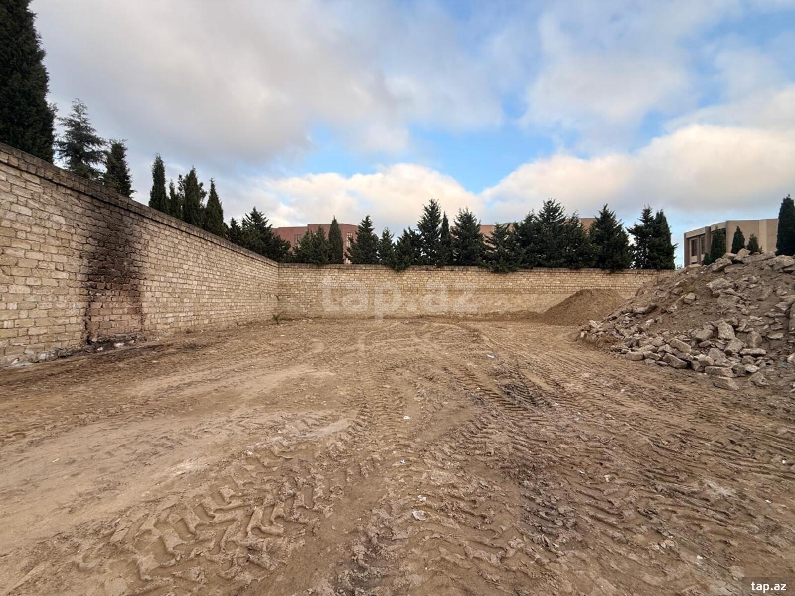 Torpaq satılır, Bakı