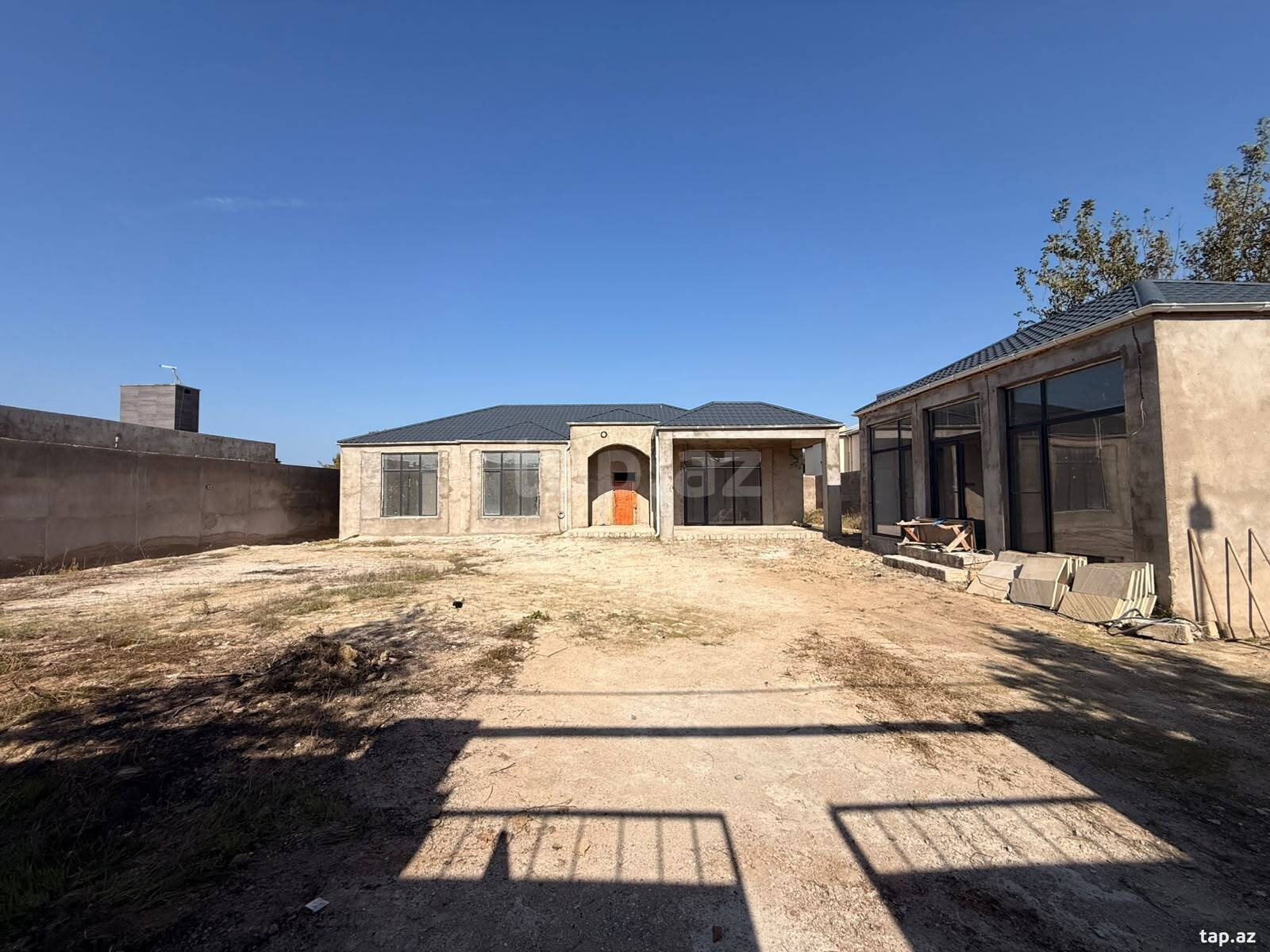 Torpaq satılır, Bakı
