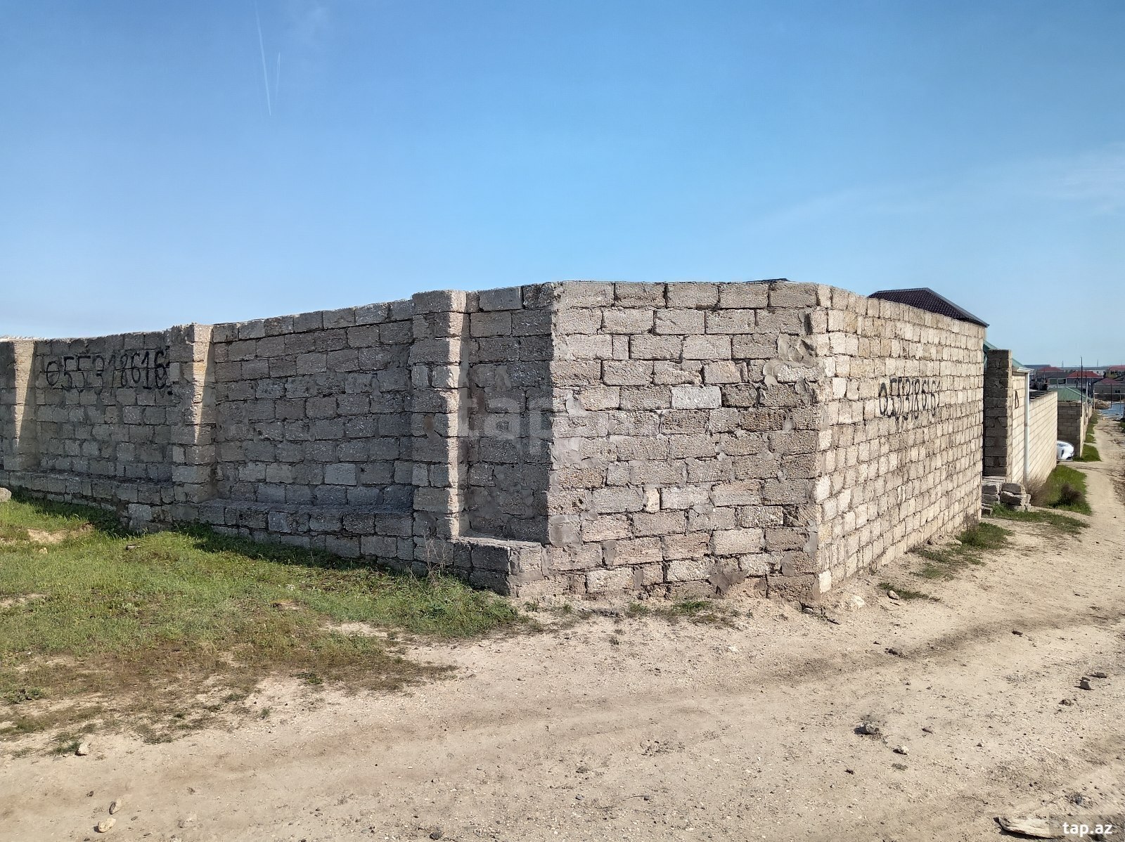 Torpaq satılır, Bakı