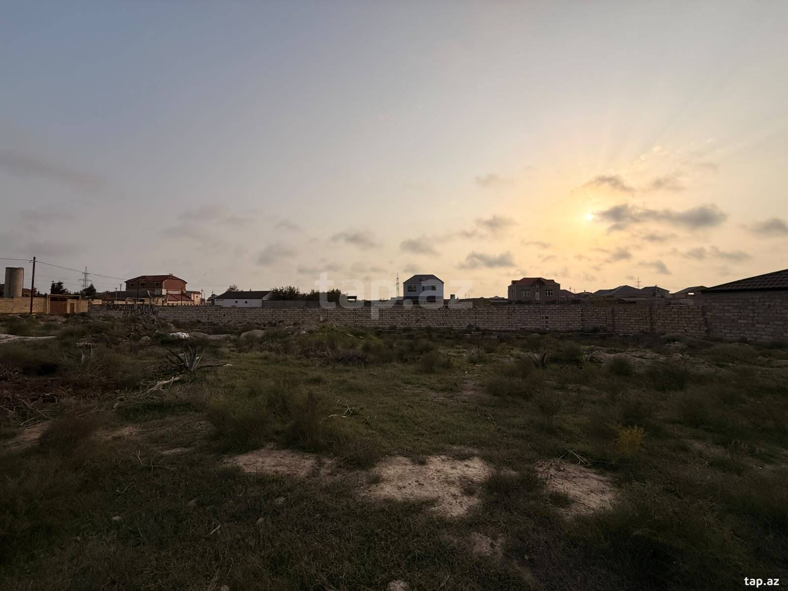 Torpaq satılır, Bakı