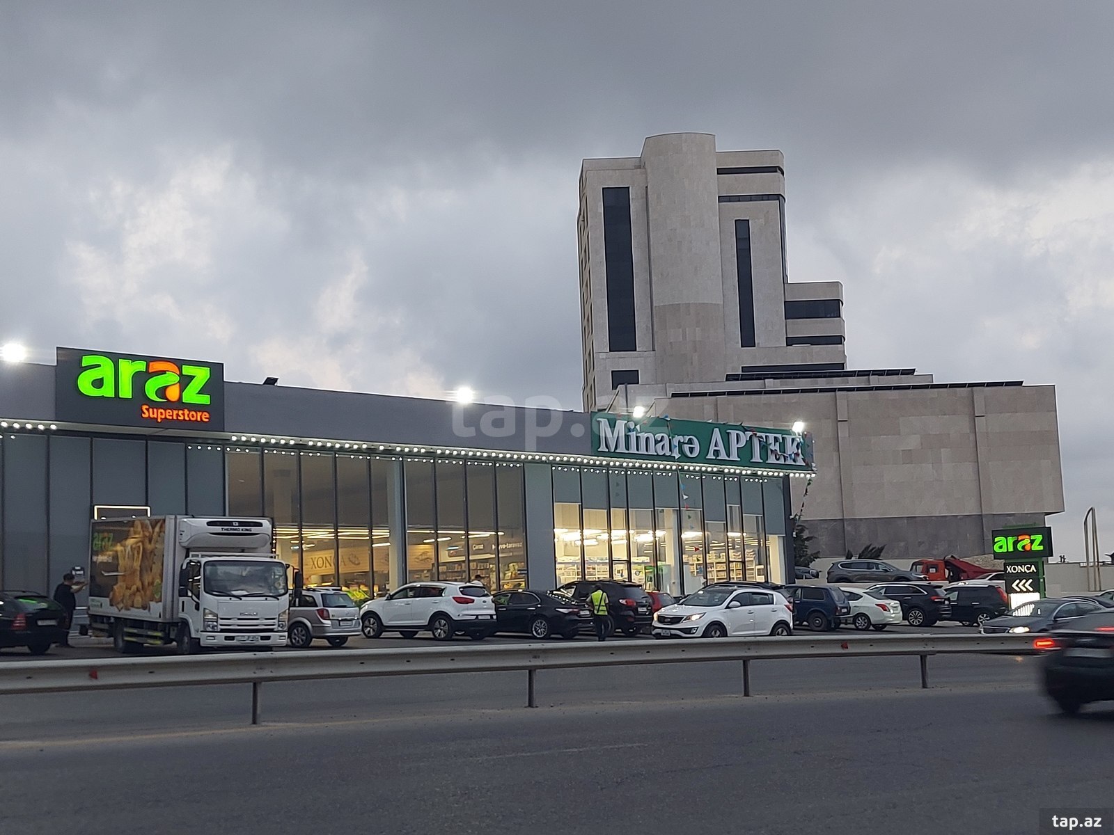 Torpaq satılır, Bakı