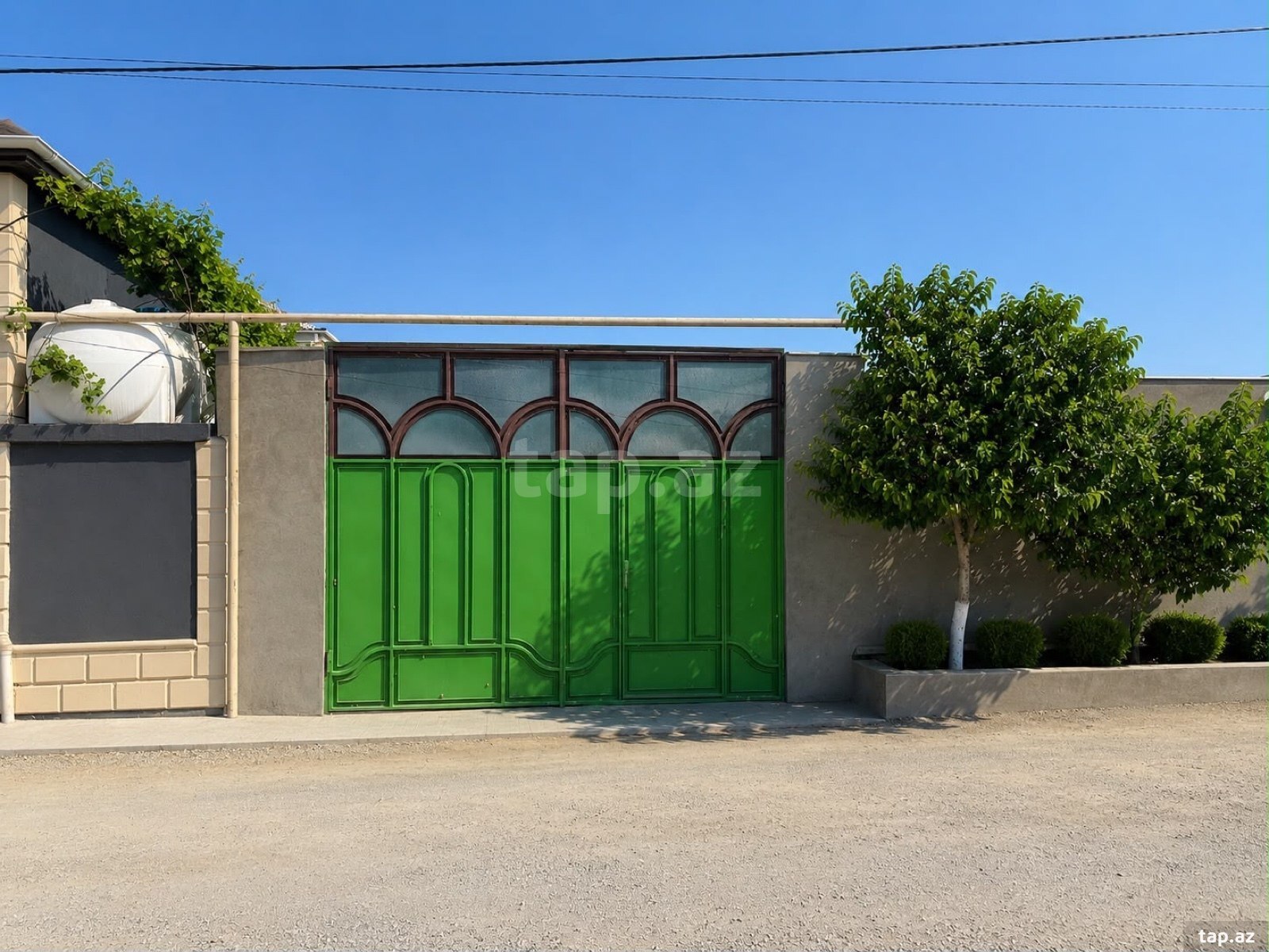 Torpaq satılır, Bakı