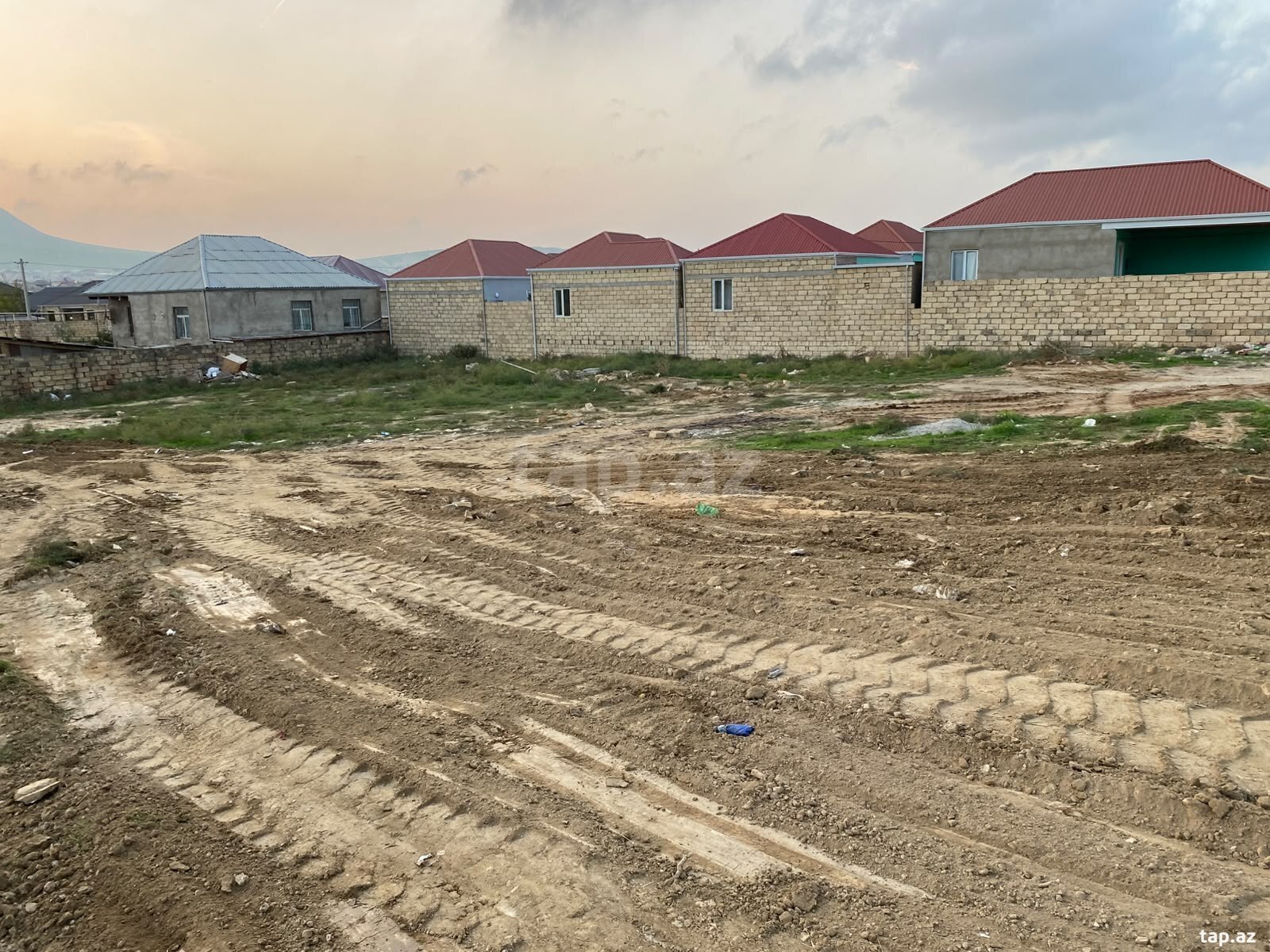 Torpaq satılır, Bakı