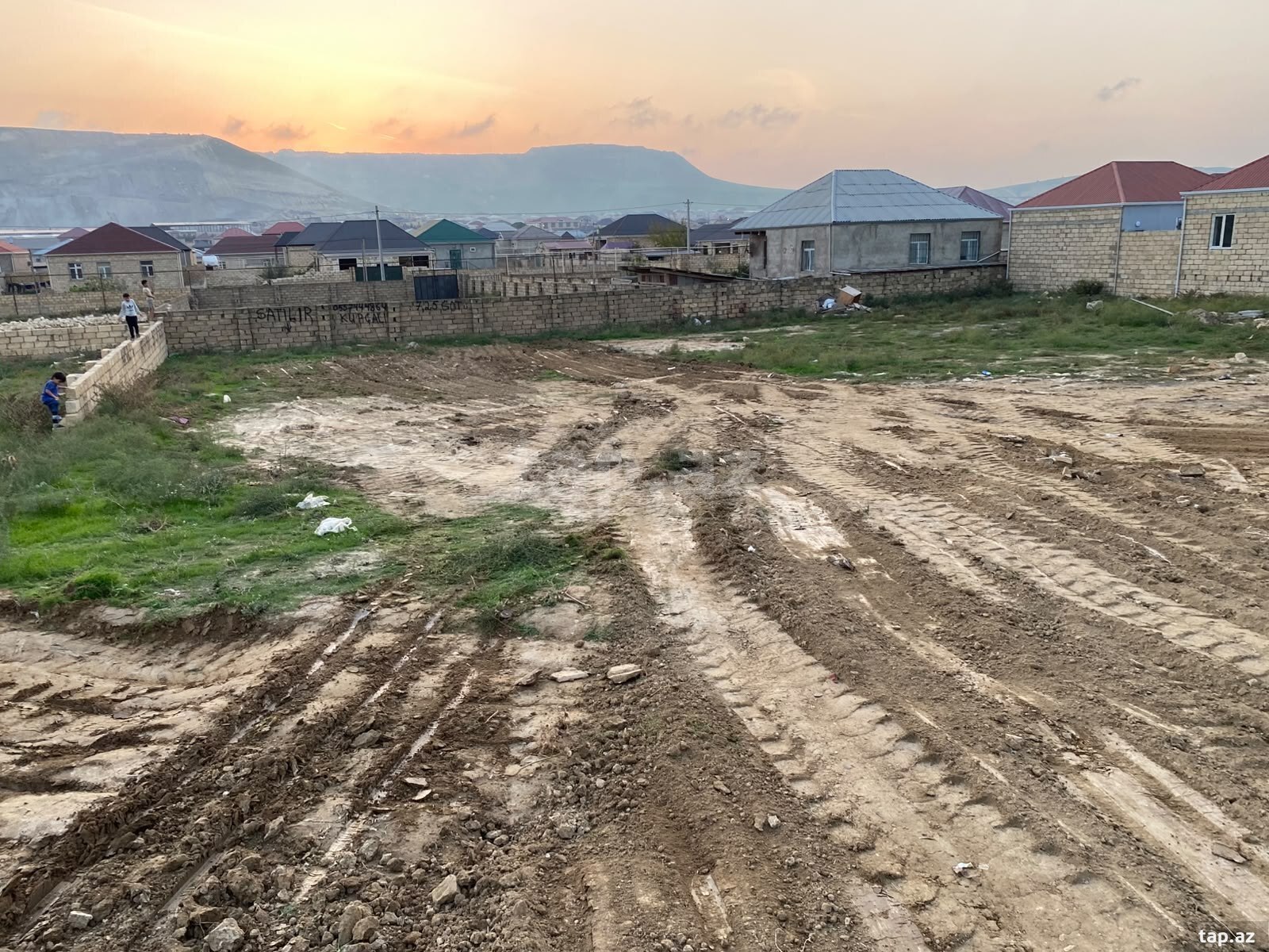Torpaq satılır, Bakı