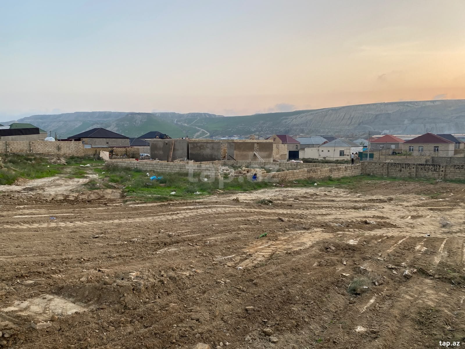 Torpaq satılır, Bakı