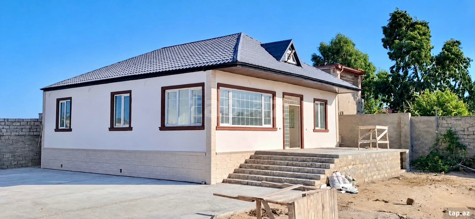 Torpaq satılır, Bakı