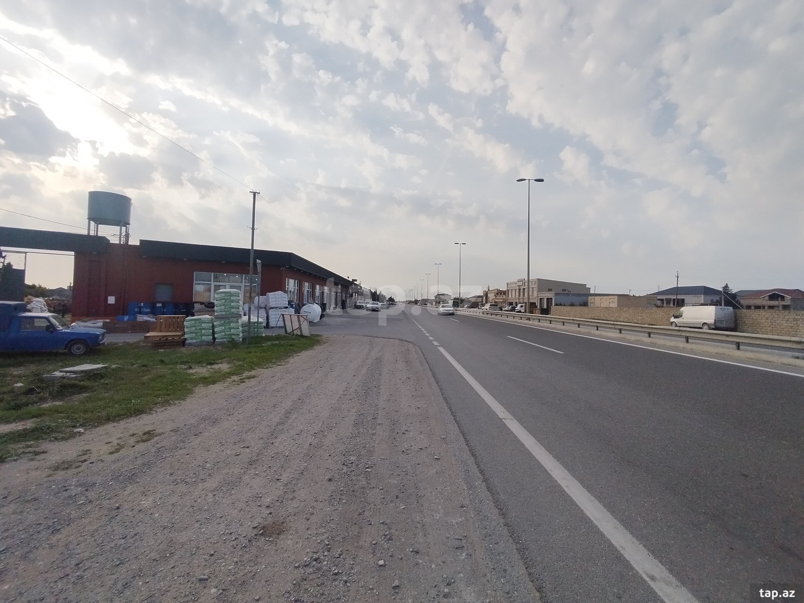 Torpaq satılır, Bakı