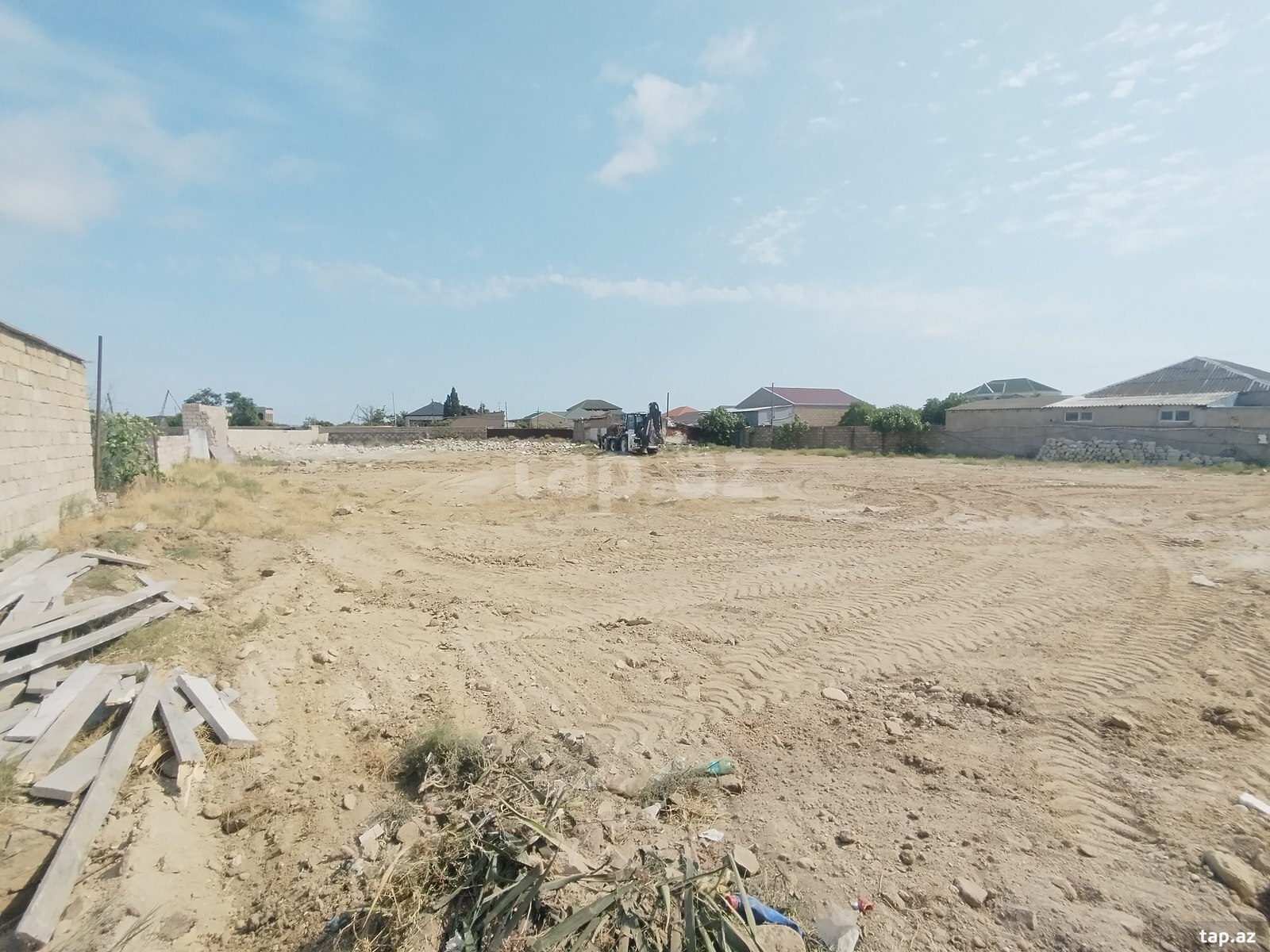 Torpaq satılır, Bakı