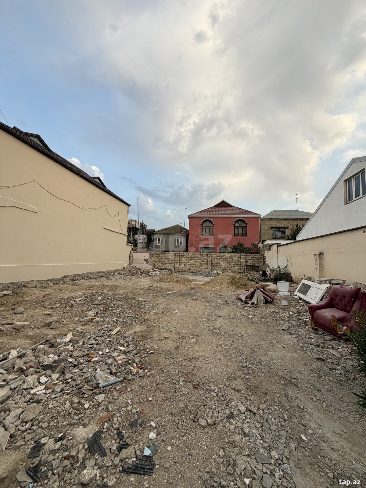 Torpaq satılır, Bakı