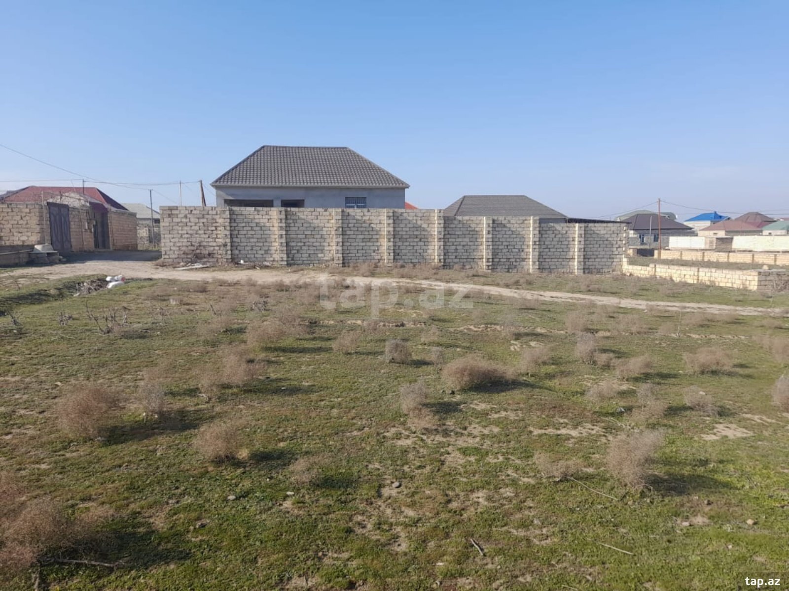 Torpaq satılır, Bakı