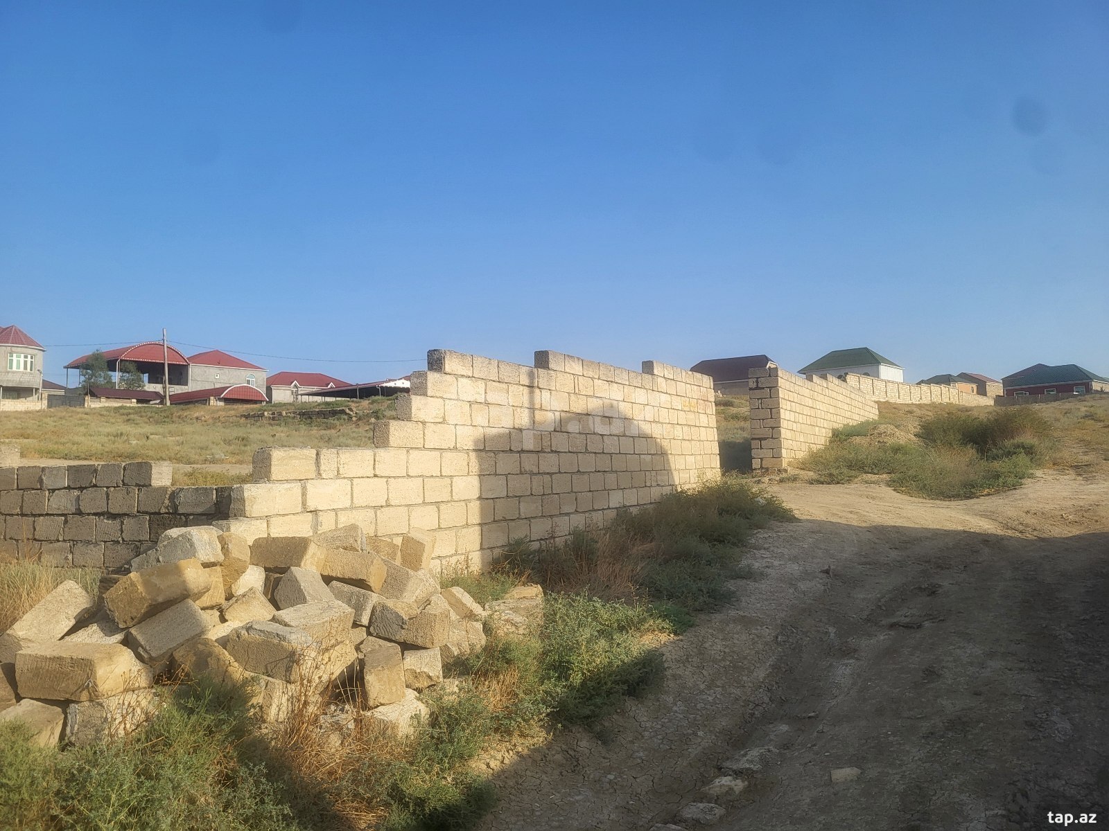 Torpaq satılır, Bakı
