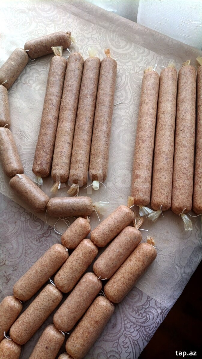 Halal toyuq və ət sardeli və kolbasası