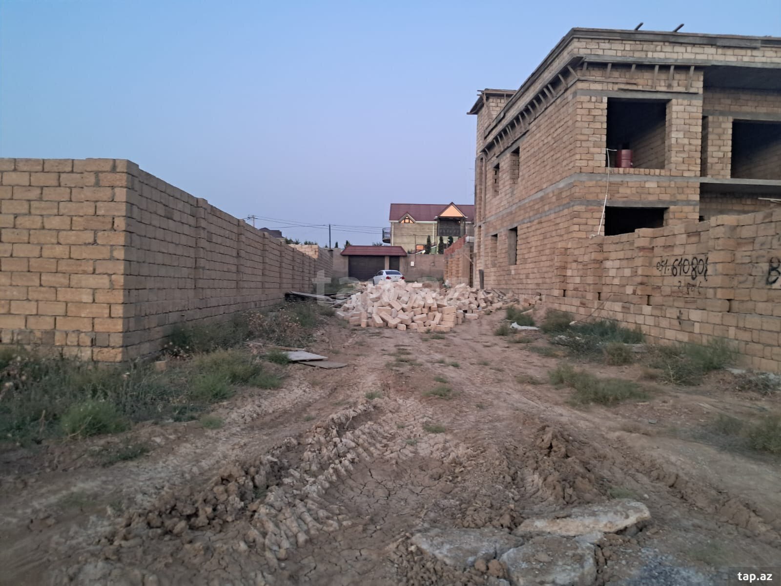 Torpaq satılır, Bakı