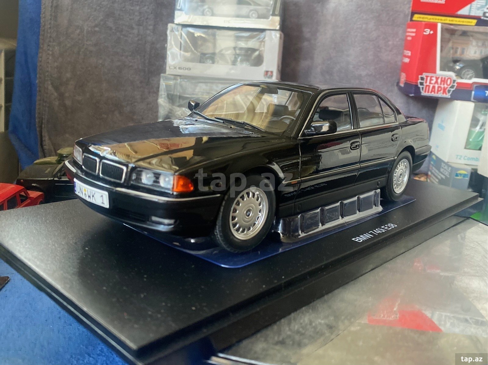 Коллекционная модель BMW 740i E38 black metallic 1998