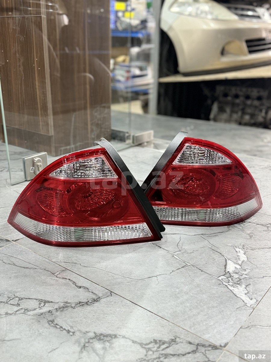 Nissan Sunny stop işıqları