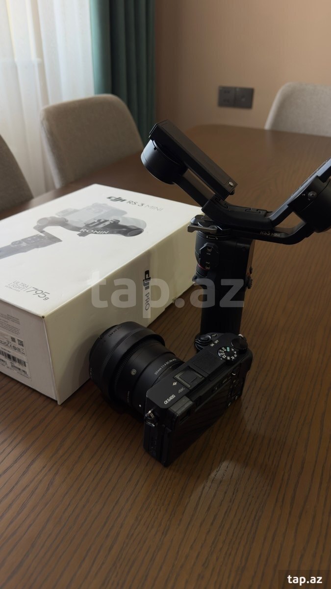 Sony A6400 + Sigma 30mm f/1.4 DC DN + DJI RS 3 Min