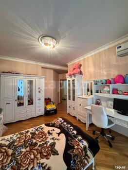 3-otaqlı yeni tikili, İnşaatçılar pr., 175 m²