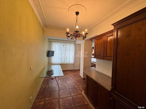 4-otaqlı yeni tikili, Məhəmməd Naxçıvani küç., 200 m²