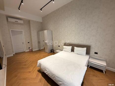 4-otaqlı yeni tikili, Üzeyir Hacıbəyli küç., 168 m²