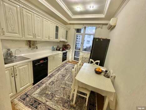 3-otaqlı yeni tikili, 8 Noyabr m., 131 m²