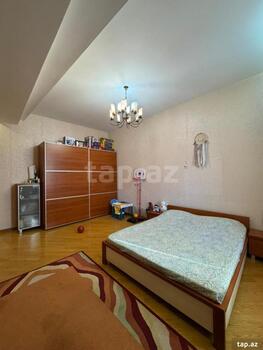 4-otaqlı yeni tikili, İnşaatçılar pr., 175 m²