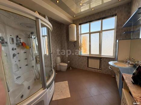 4-otaqlı yeni tikili, İnşaatçılar pr., 175 m²