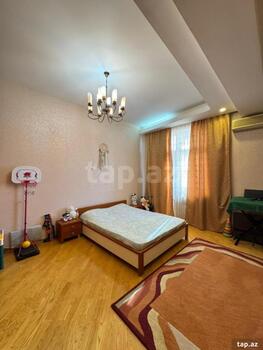 4-otaqlı yeni tikili, İnşaatçılar pr., 175 m²