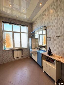 4-otaqlı yeni tikili, İnşaatçılar pr., 175 m²