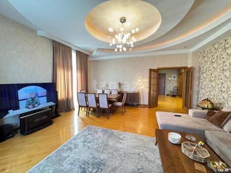4-otaqlı yeni tikili, İnşaatçılar pr., 175 m²