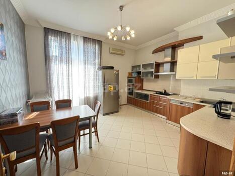 4-otaqlı yeni tikili, İnşaatçılar pr., 175 m²