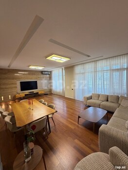 4-otaqlı yeni tikili, Elmlər Akademiyası m., 220 m²