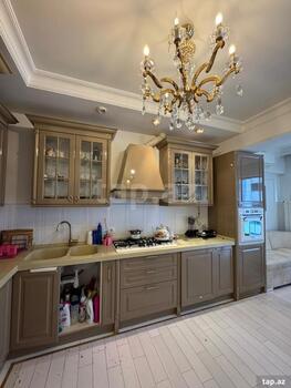 4-otaqlı yeni tikili, 8 Noyabr pr., 181 m²